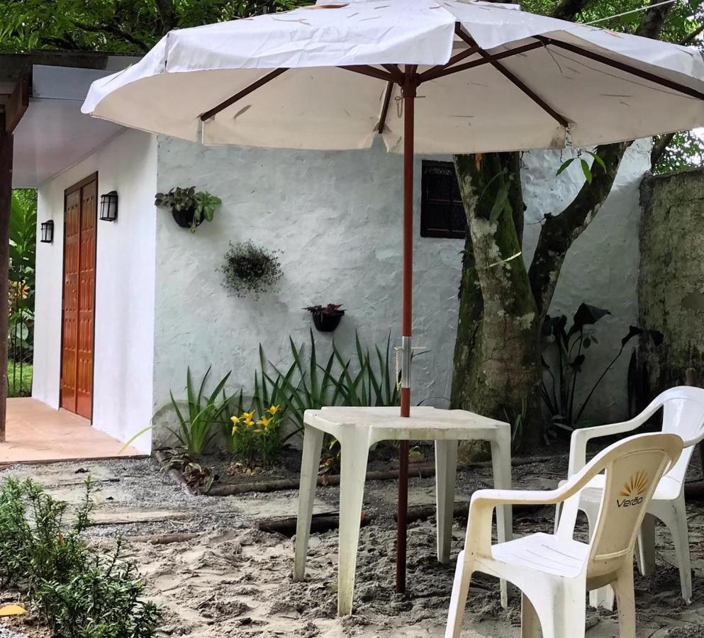 Chalé Privativo à beira do rio Jaguareguava na Mata Atlântica em Bertioga SP Exterior foto