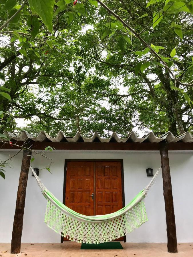 Chalé Privativo à beira do rio Jaguareguava na Mata Atlântica em Bertioga SP Exterior foto